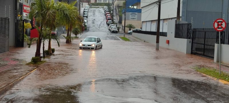 Chuva intensa atinge Chapecó. 