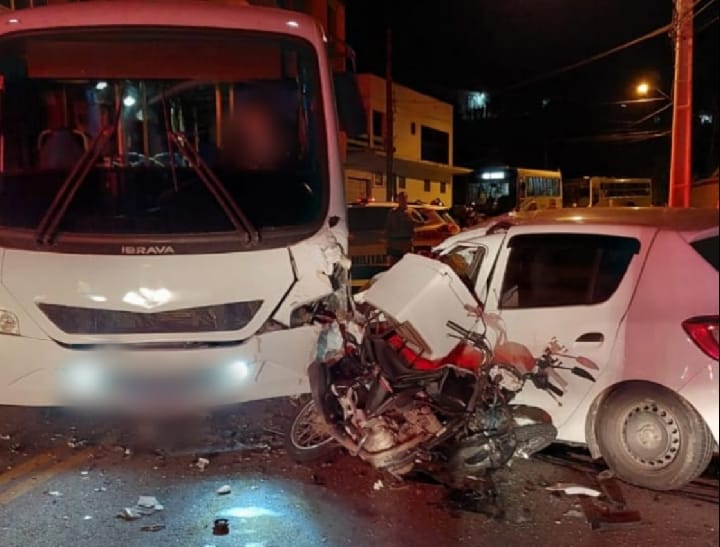 Motorista do ve&iacute;culo de passageiros foi o &uacute;nico que saiu ileso ap&oacute;s colis&atilde;o no final da tarde desta segunda-feira (19) – Foto: Corpo de Bombeiros/Divulga&ccedil;&atilde;o/ND