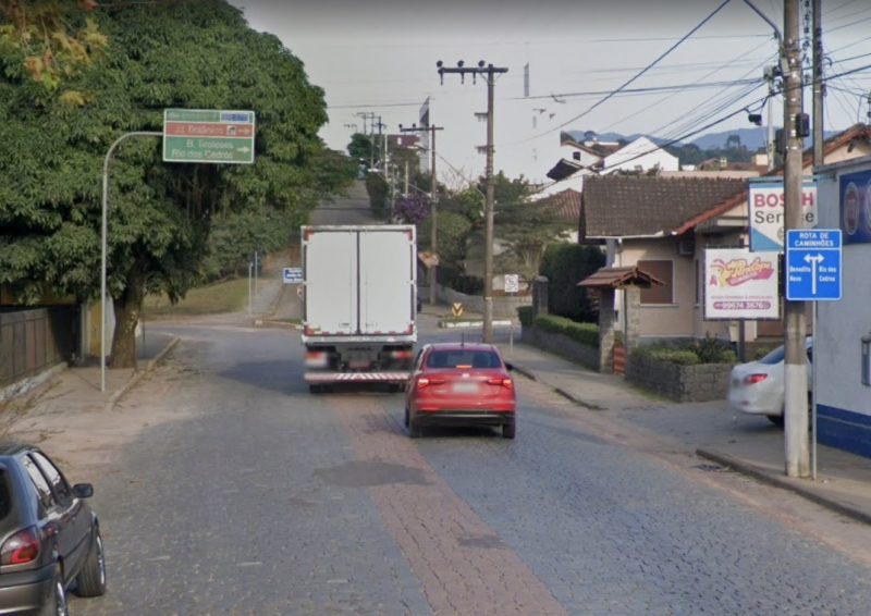 Policial quase foi atropelado ap&oacute;s motorista n&atilde;o obedecer ordem de parada em fiscaliza&ccedil;&atilde;o de tr&acirc;nsito neste domingo (25) – Foto: Google Street View/Divulga&ccedil;&atilde;o/ND