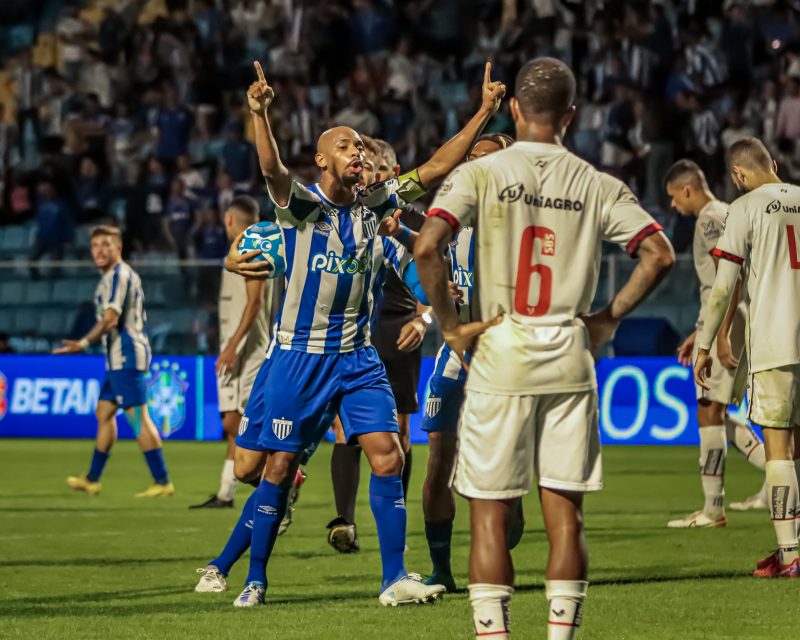 Waguininho comemora o gol de empate do Avaí contra o Vitória