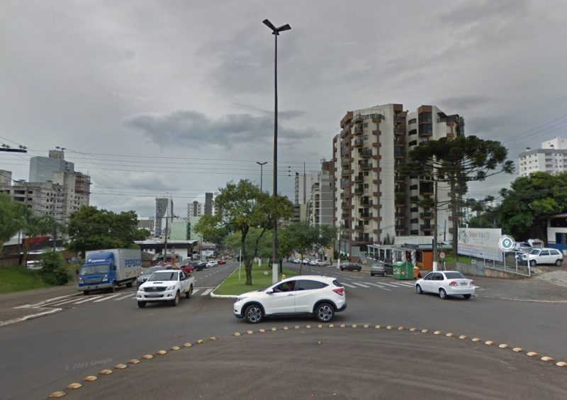 O homem foi esfaqueado no Centro de Chapecó. 