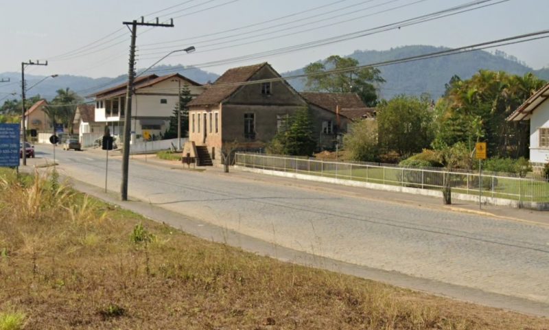 Supostamente b&ecirc;bado, homem dirigia carro com luzes apagadas na contram&atilde;o da via, segundo testemunhas, antes de causar acidente nesta ter&ccedil;a-feira (27) – Foto: Google Street View/Reprodu&ccedil;&atilde;o/ND