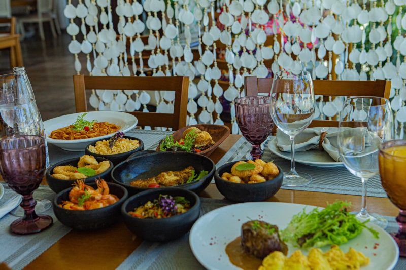 Inspirado no litoral brasileiro, o card&aacute;pio do Restaurante Conv&eacute;s &eacute; um passeio pela rica culin&aacute;ria de frutos do mar – Foto: Hot&eacute;is VillaReal/Divulga&ccedil;&atilde;o