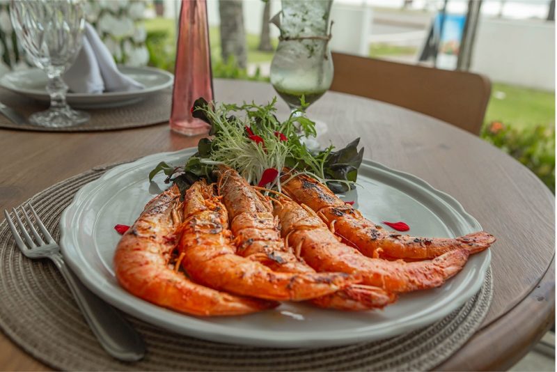 O carro-chefe do Restaurante Conv&eacute;s &eacute; o Camar&atilde;o Imperial – Foto: Hot&eacute;is VillaReal/Divulga&ccedil;&atilde;o