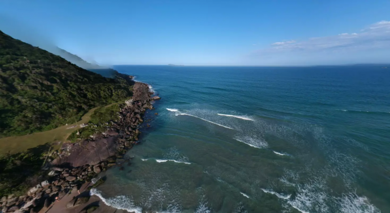 Dois helicópteros da Marinha do Brasil foram acionados para ajudar nas buscas 