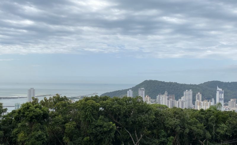 tempo nublado, mas sem chuva em Itajaí e região