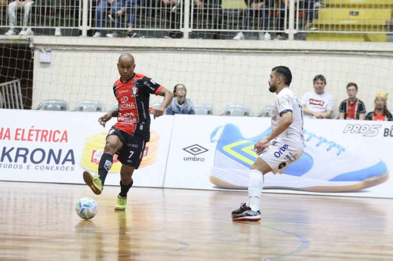 JEC Futsal sofreu a virada, mas buscou o empate jogando em casa