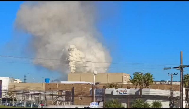 Inc&ecirc;ndio &eacute; registrado no Shopping Itagua&ccedil;u na manh&atilde; desta segunda-feira (26) – Foto: Reprodu&ccedil;&atilde;o/ND