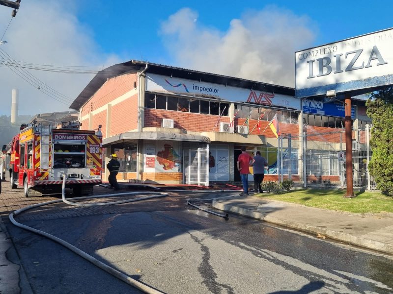 Empresa de tecidos pega fogo em Navegantes