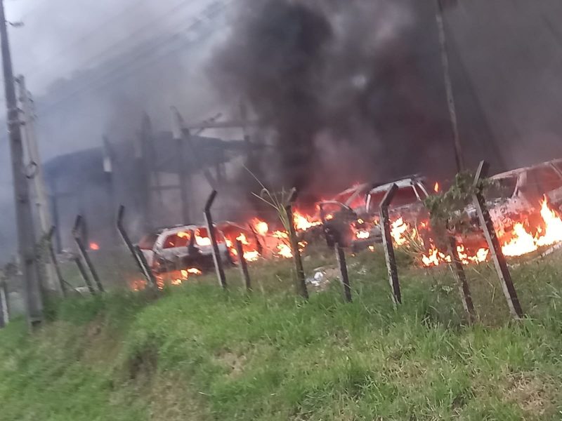 Foram utilizados aproximadamente 4 mil litros de &aacute;gua para a extin&ccedil;&atilde;o dos focos – Foto: CBM/Divulga&ccedil;&atilde;o/ND