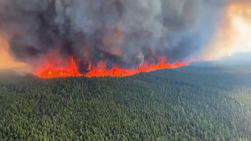 Incêndios no Canadá levam milhares de pessoas a deixarem suas casas