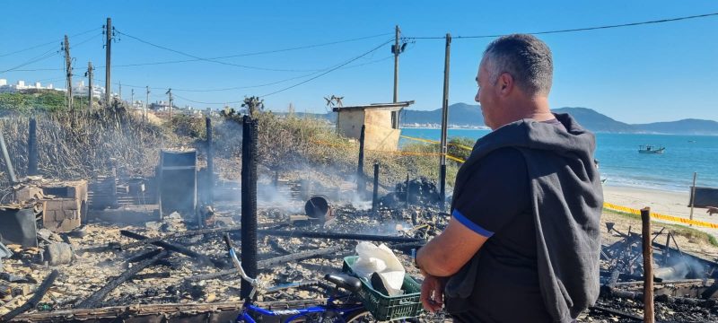 Rancho de pesca ficou completamente destruído após o incêndio 