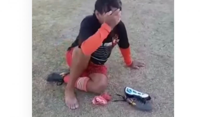 Peladeiro tira chuteira, meião e caneleira: fim da carreira