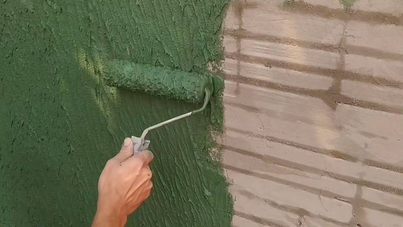 Pedreiro mostra como rebocar um muro de forma simples e barata