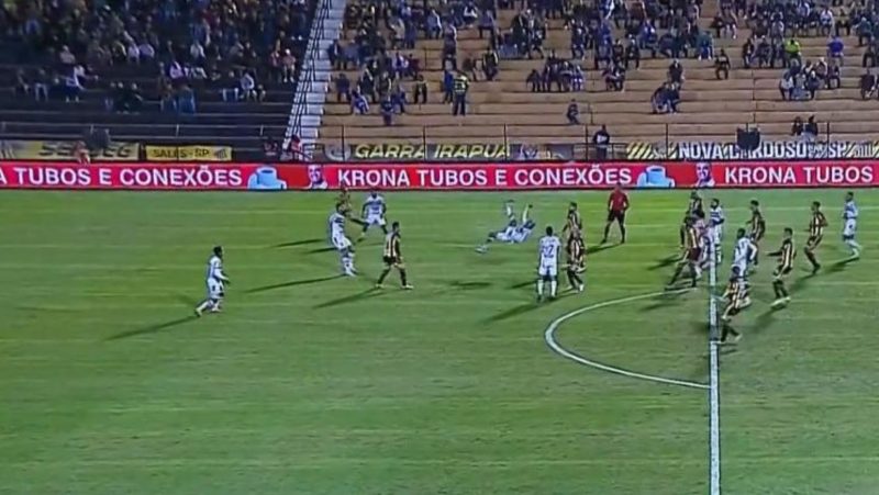 Golaço com direito a voo de Madruga