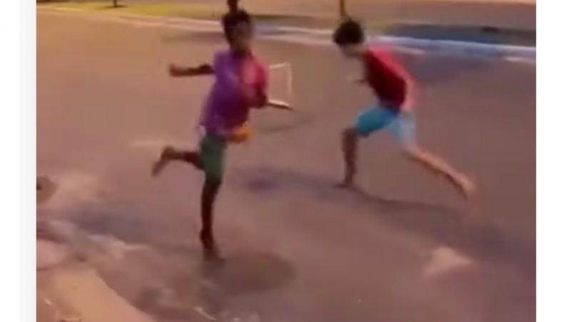 Ronaldinho Gaúcho baixou no menino que tem talento de sobra na rua