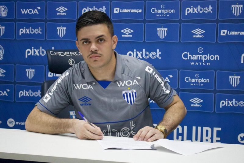 Avaí acerta a renovação do contrato do goleiro João Vitor, de 21 anos