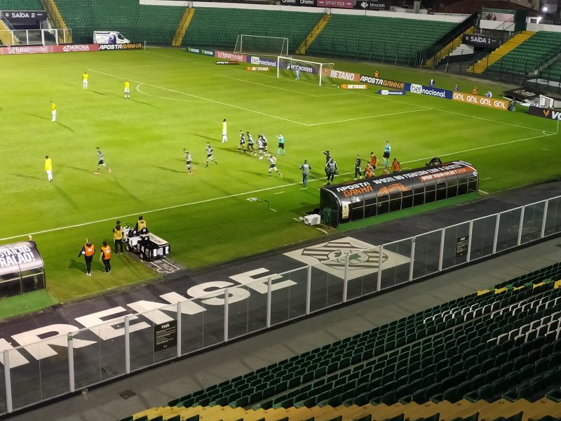Jogadores do Figueirense comemoram o gol de Maur&iacute;cio – Foto: Ian Sell/ND