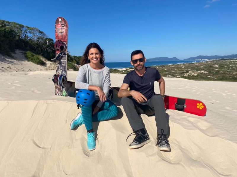 Jornalista Kelly Borges aprendeu a t&eacute;cnica do sandboard com Digi&aacute;como Dias – Foto: Windson Prado/ND