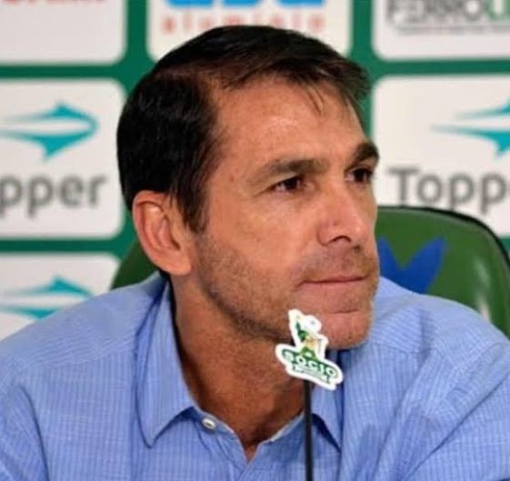 Ele exercia o cargo de auxiliar técnico do Corinthians, antes de ser anunciado no time blumenauense 