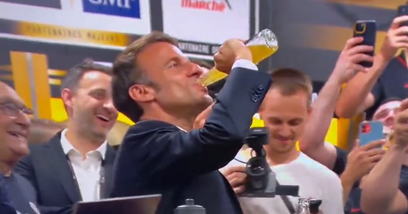 Macron bebe cerveja