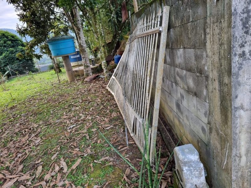 O morador que efetuou os disparou alegou aos policiais que o vizinho invadiu sua propriedade com um machado – Foto: Marco Aur&eacute;lio NDTV