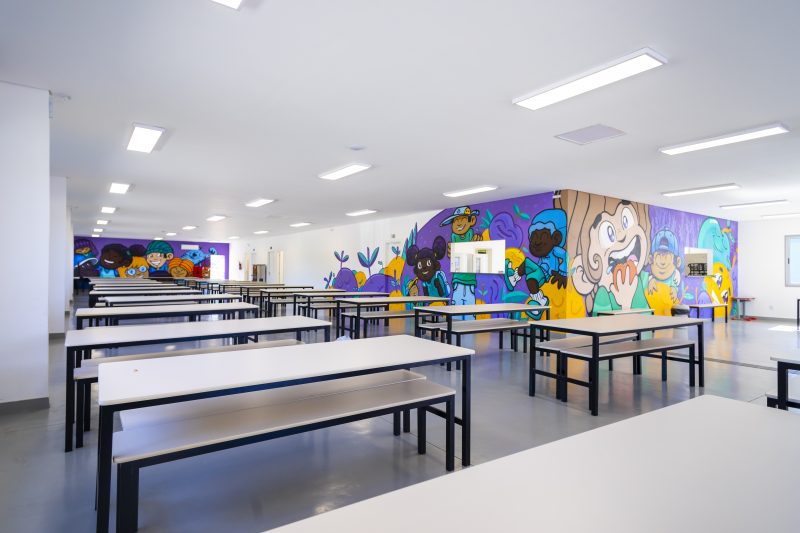 O refeitório também ganhou uma nova cara, com pinturas e desenhos que remetem ao ambiente escolar