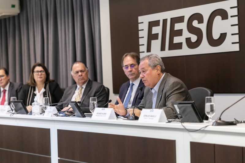 Aguiar ao lado do vice Gilberto Seleme e do novo presidente da CNI, Ricardo Alban – Foto: Fiesc