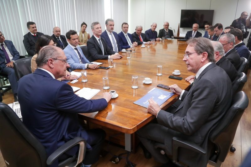 M&aacute;rio Aguiar(D) com o presidente interino Geraldo Alckmin – Foto: Divulga&ccedil;&atilde;o Fiesc