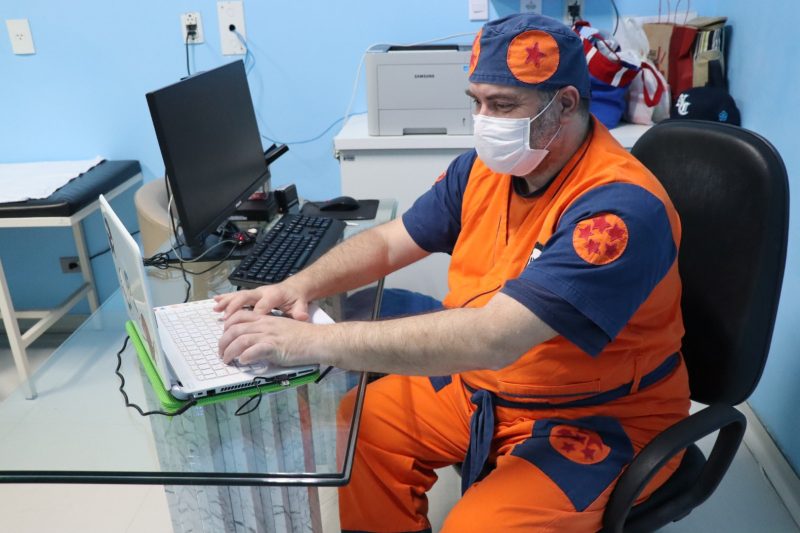 Que tal ser atendido pelo médico "Goku"?