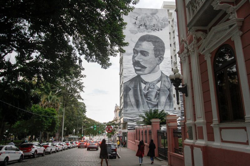 Painel gigante mostra Cruz e Sousa, no p&aacute;tio do Museu Hist&oacute;rico de Santa Catarina – Foto: Leo Munhoz/ND