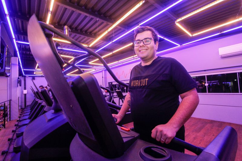 Guilherme Somense Godoy, de 23 anos, est&aacute; no processo para o emagrecimento saud&aacute;vel – Foto: Leo Munhoz/ND