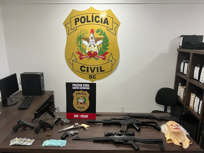 Anti-bank robbery operation in Itajai confiscated weapons, mask and arrested 6 people – Photo: Civil Police/Disclosure/ND