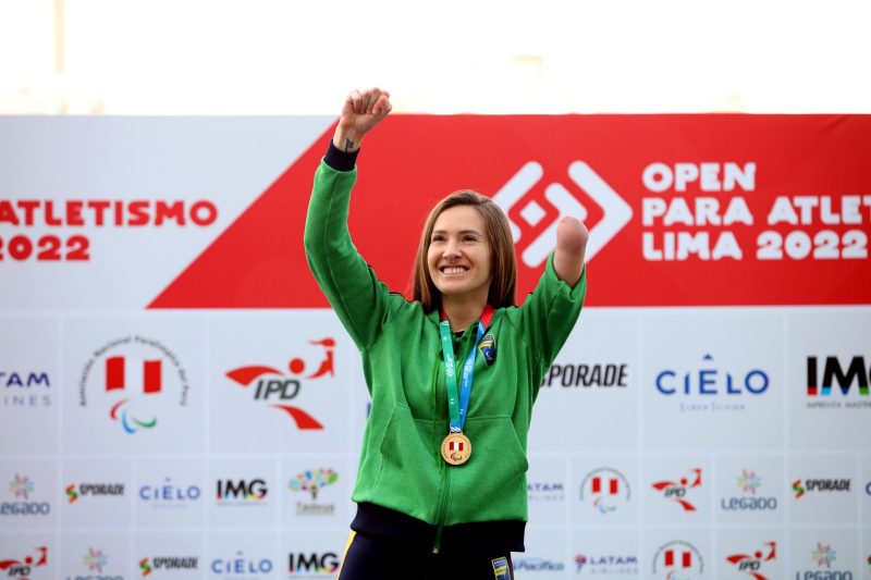 Suzana Nahirnei com medalha em pódio durante competição 