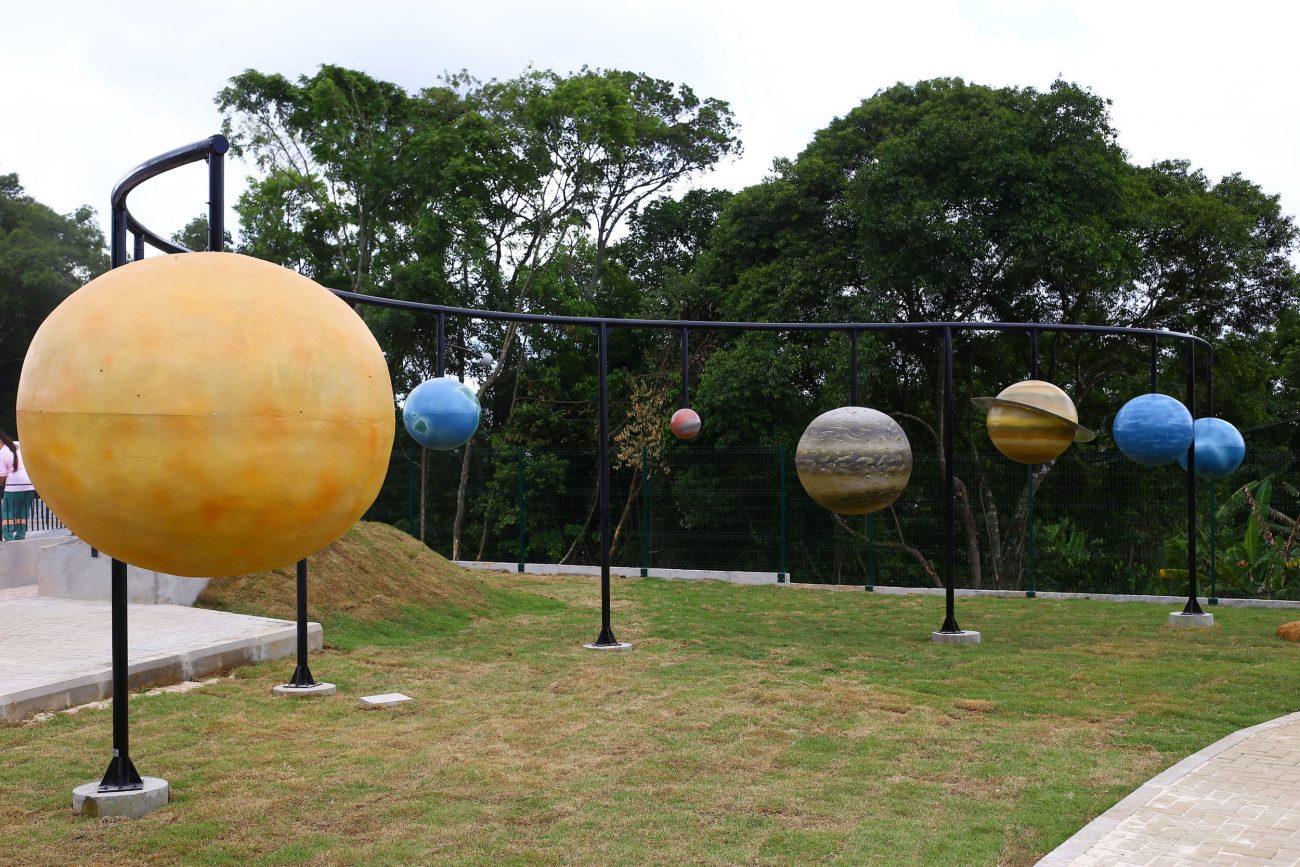 Planetas do sistema solar representados na parte externa do parque - Prefeitura de Criciúma/Reprodução/ND