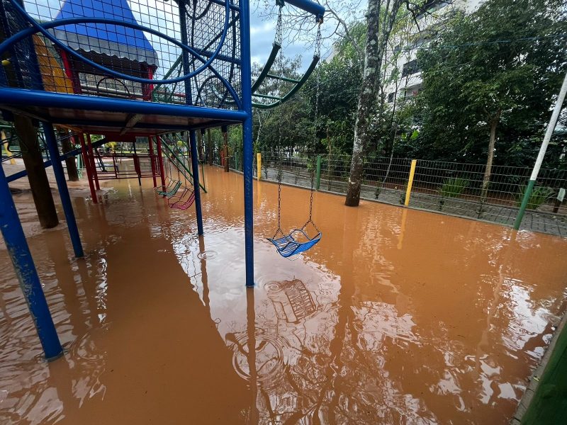 O parquinho infantil tamb&eacute;m ficou alagado – Foto: Willian Ricardo/ND