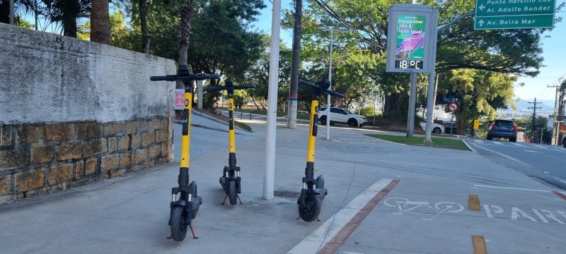 Patinetes el&eacute;tricos est&atilde;o dispon&iacute;veis na regi&atilde;o central de Florian&oacute;polis desde junho – Foto: Ana Schoeller/ND
