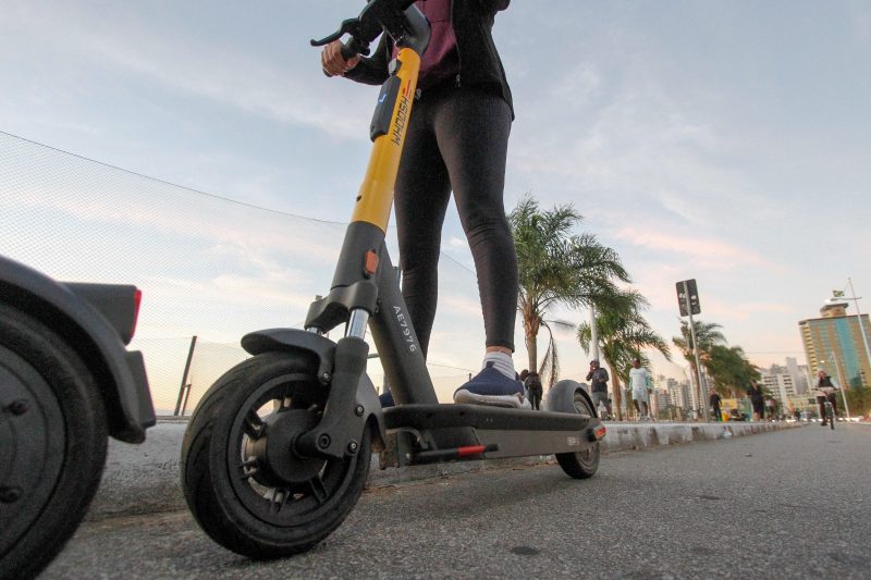 Patinetes elétricos voltaram às ruas de Florianópolis na última sexta-feira 