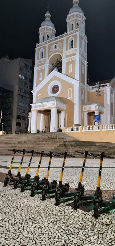 Patinetes na frente da Catedral Metropolitana, Centro de Florian&oacute;polis – Foto: Divulga&ccedil;&atilde;o/ND