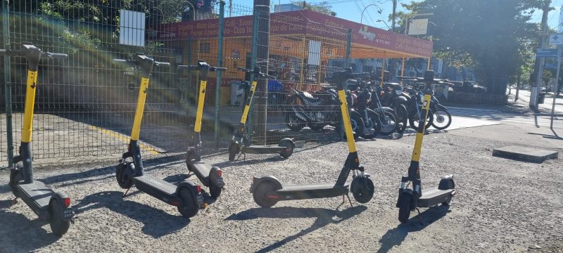 Patinetes elétricos na Mauro Ramos, em Florianópolis 