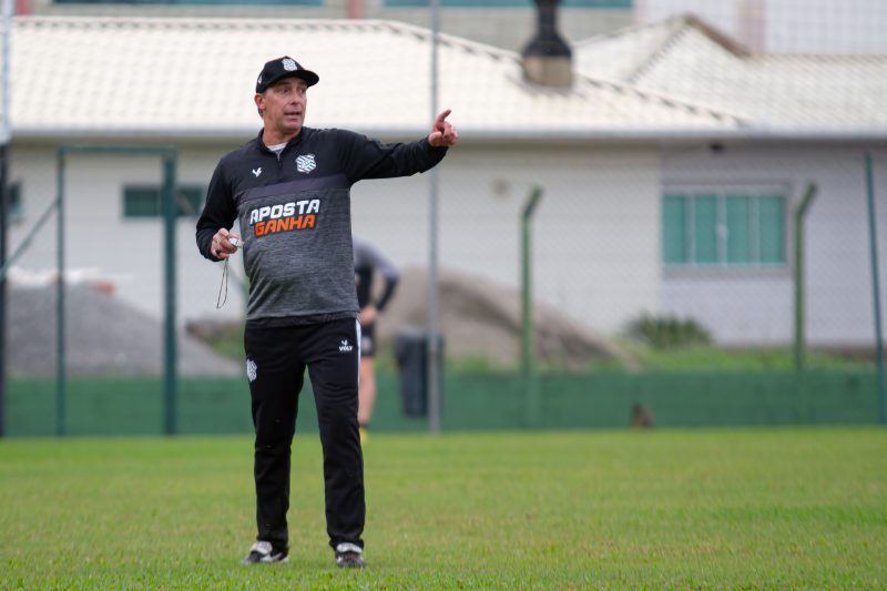 Paulo Baier comanda o Figueirense pela primeira vez neste sábado