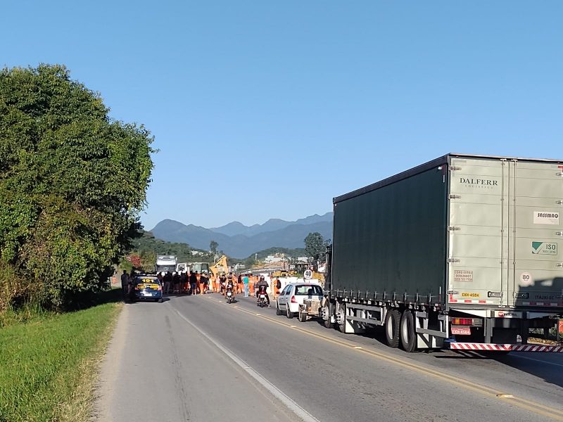 Manifestação de trabalhadores do contorno viário e lentidão nesta quarta (7) 