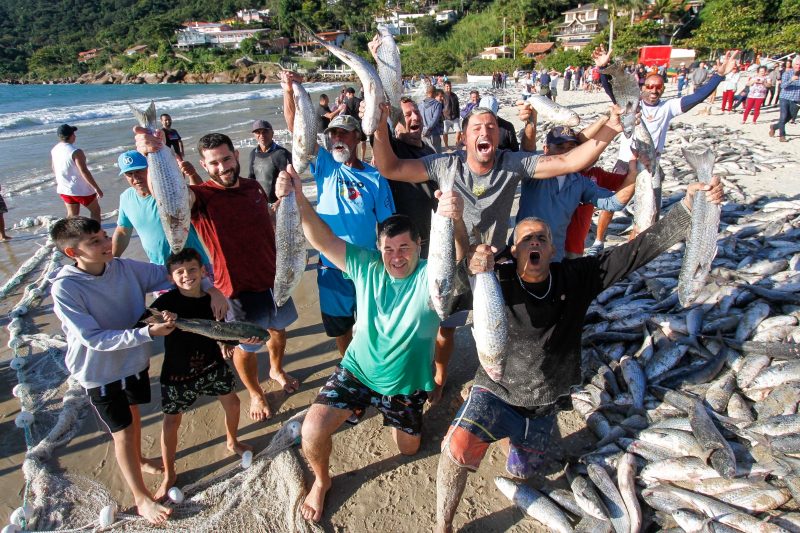 Patrick Dutra (camiseta cinza na esquerda) comemora a boa safra – Foto: Leo Munhoz/ND