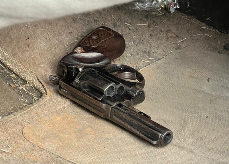 A arma foi encontrada pela pol&iacute;cia junto com o corpo do homem. – Foto: Pol&iacute;cia Militar/Reprodu&ccedil;&atilde;o/ND
