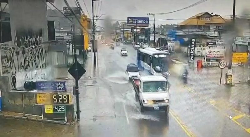 SC-405 em Florianópolis é alagada pelo mar e Defesa Civil alerta para maré alta