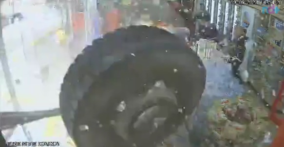 V&Iacute;DEO: Posto de gasolina &eacute; ‘invadido’ por pneu de caminh&atilde;o na BR-470 entre Blumenau e Indaial – Foto: C&acirc;mera de monitoramento/Reprodu&ccedil;&atilde;o ND