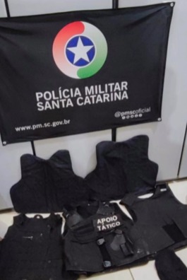 PM encontra coletes t&aacute;ticos e muni&ccedil;&otilde;es enterrado dentro de saco de fralda em Blumenau – Foto: Reprodu&ccedil;&atilde;o/ND