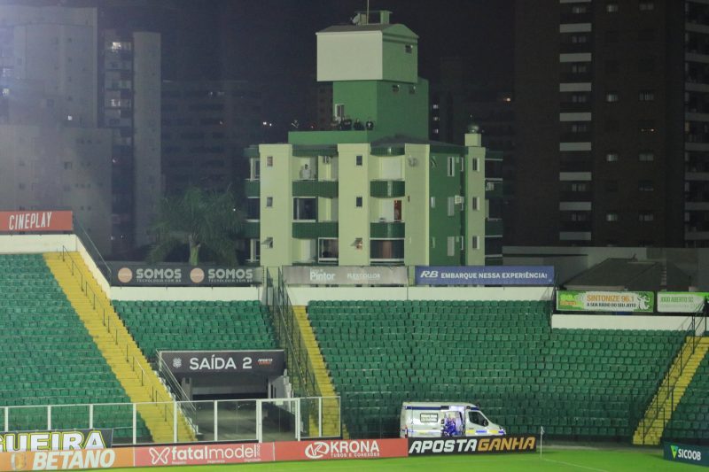 Torcedores do Figueirense deram um "jeitinho" para acompanhar o jogo contra o Ypiranga