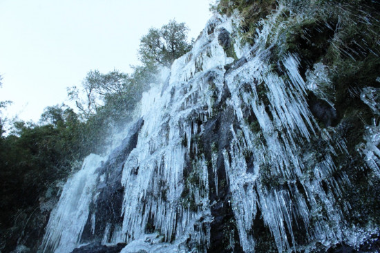 Foto da cascata que congela, coberta por gelo