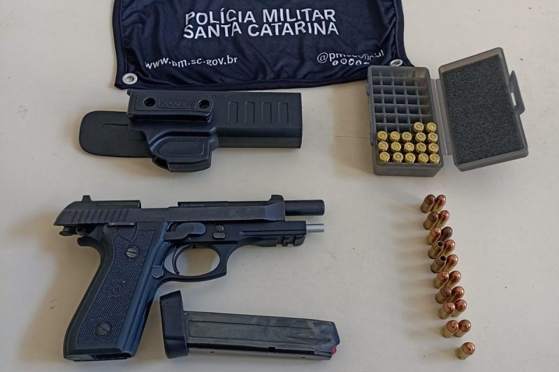A gun and ammunition were found in the suspect's house – Photo: Military Police/Reproduction/ND